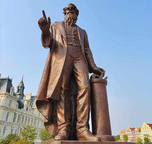 東莞華大銅雕塑